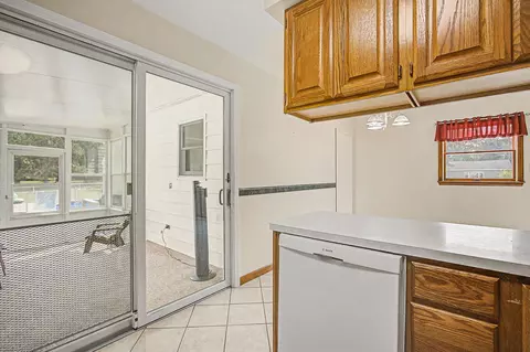 Kitchen - 2511 Reynolds Rd, Jackson, MI 49201 photo 4 of 4