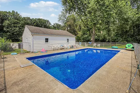 Exterior - 2511 Reynolds Rd, Jackson, MI 49201 photo 11 of 16