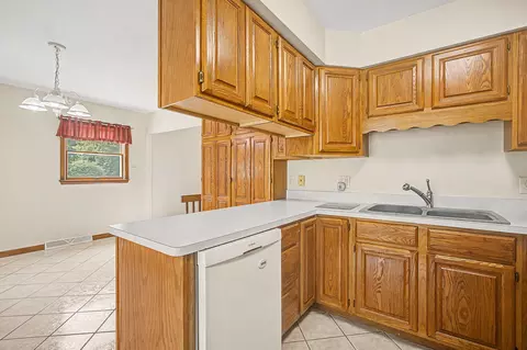 Kitchen - 2511 Reynolds Rd, Jackson, MI 49201 photo 3 of 4