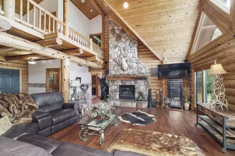 Living - 302 E Kott Rd, Manistee, MI 49660 photo 3 of 6