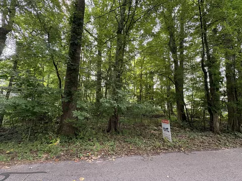6900 Cherokee Dr, Coloma, MI 49038