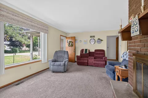 Living - 3029 Key St, Jackson, MI 49202 photo 3 of 3