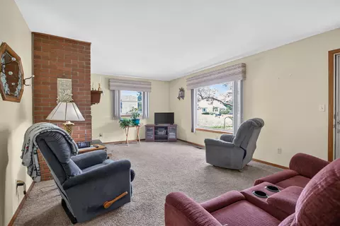 Living - 3029 Key St, Jackson, MI 49202 photo 2 of 3
