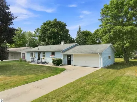 714 Sunset Ln, Cadillac, MI 49601