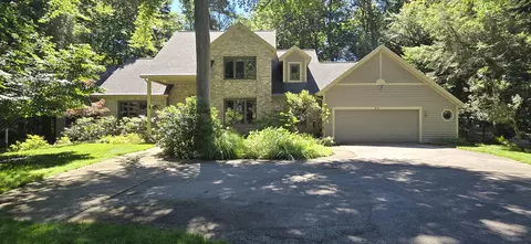 913 W Wellington Ct, Muskegon, MI 49441
