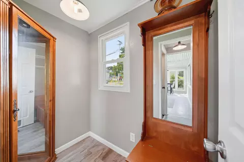 Entry Way - 1100 E North St, Jackson, MI 49202 photo 2 of 3