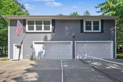 17477 Serenity Ct, Grand Haven, MI 49417