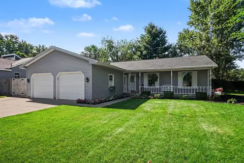 2162 Pinewood St, Jenison, MI 49428