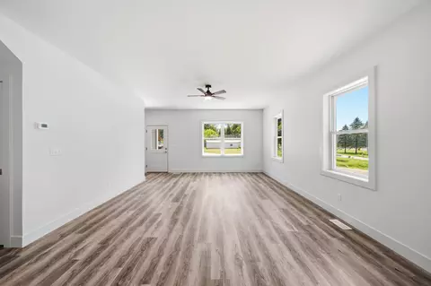 Living - 1823 N Sutton Rd, Jackson, MI 49202 photo 3 of 4