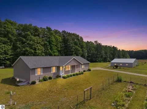 275 S 35 Rd, Cadillac, MI 49601