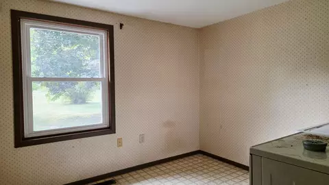 Bedroom - 4545 S Rolland Rd, Blanchard, MI 49310 photo 5 of 5