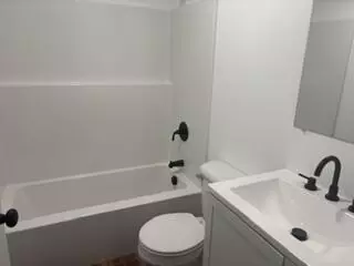 Bath - 1542 Samaritan Dr, Jackson, MI 49203 photo 1 of 1