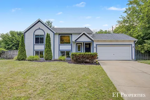 1210 Palmer Ct NE, Grand Rapids, MI 49505