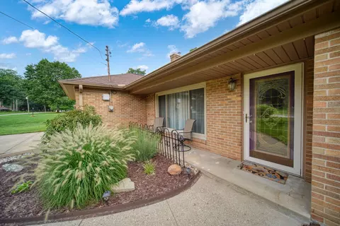 Exterior - 1730 Shoemaker Dr, Jackson, MI 49203 photo 4 of 10