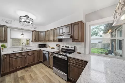 Kitchen - 1730 Shoemaker Dr, Jackson, MI 49203 photo 2 of 3