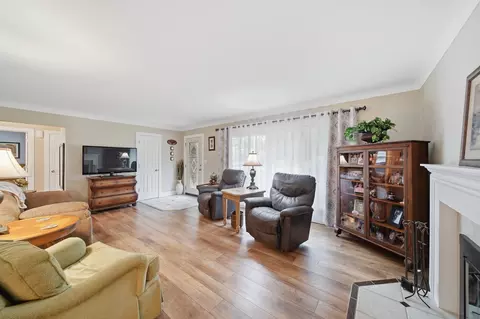 Living - 1730 Shoemaker Dr, Jackson, MI 49203 photo 3 of 4
