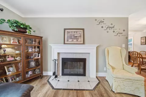 Living - 1730 Shoemaker Dr, Jackson, MI 49203 photo 2 of 4