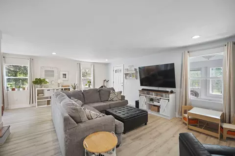 Living - 2515 Cooper St, Jackson, MI 49201 photo 2 of 2
