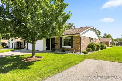 75 Old Mill Dr #13, Holland, MI 49423