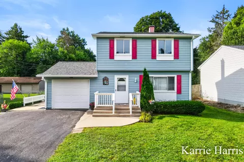 917 Evergreen St, Greenville, MI 48838