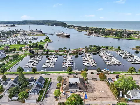 502 W Loomis St #104, Ludington, MI 49431