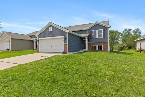 6605 Moss Lake Dr, Hudsonville, MI 49426