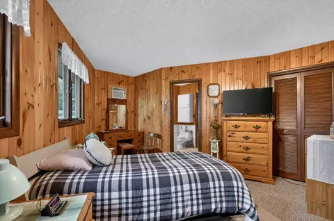 Bedroom - 1916 Ackerson Lake Rd, Jackson, MI 49201 photo 2 of 4