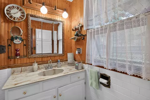 Bath - 1916 Ackerson Lake Rd, Jackson, MI 49201 photo 2 of 4