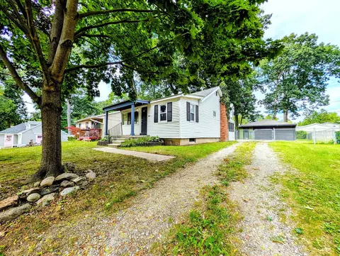 3918 Mapleleaf Rd, Waterford, MI 48328