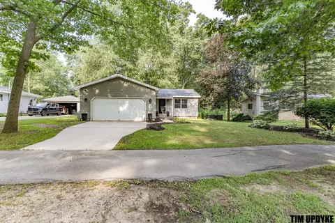 16661 152nd Ave, Spring Lake, MI 49456