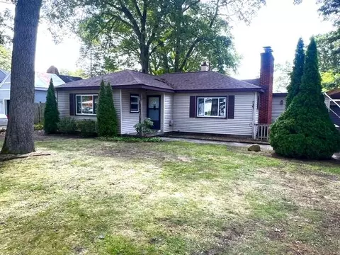 2063 S Manitou Cir, Norton Shores, MI 49441
