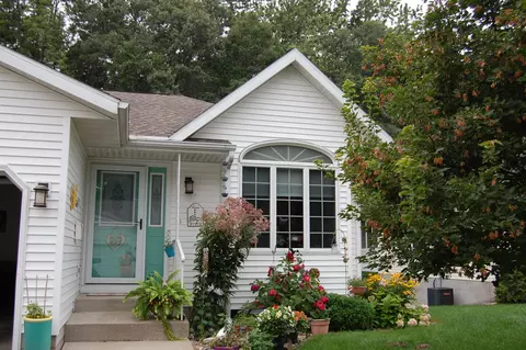 17041 Grandview Dr, Ferrysburg, MI 49409
