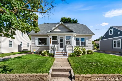 1011 Beechwood St NE, Grand Rapids, MI 49505