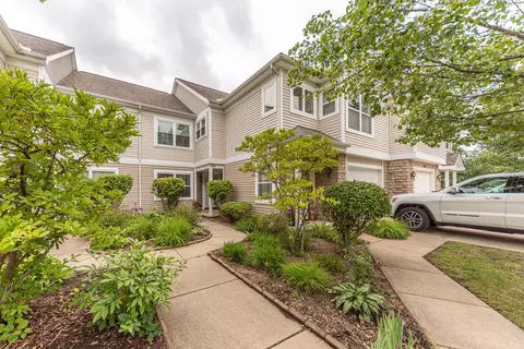 628 Riverstone Ln, Chelsea, MI 48118