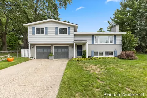 980 Bellewood Dr SE, Kentwood, MI 49508
