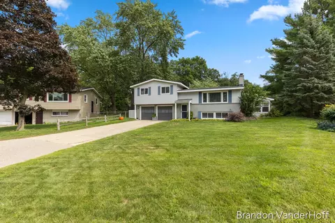 980 Bellewood Dr SE, Kentwood, MI 49508