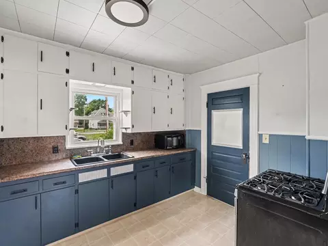 Kitchen - 722 Webb St, Jackson, MI 49202 photo 1 of 2