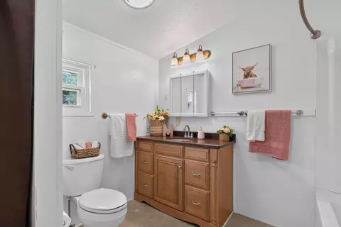 Bath - 9440 Stetler Dr, Jackson, MI 49201 photo 2 of 3