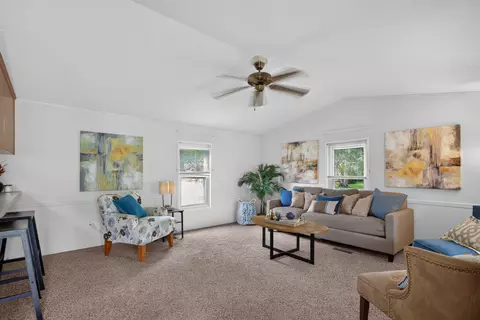Living - 9440 Stetler Dr, Jackson, MI 49201 photo 3 of 4