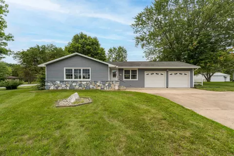102 Sherwood Dr, Hastings, MI 49058