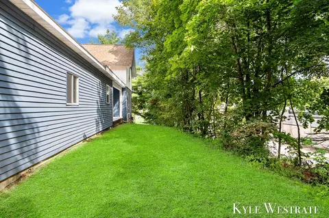 Exterior - 315 N Bridge St, Belding, MI 48809 photo 7 of 9