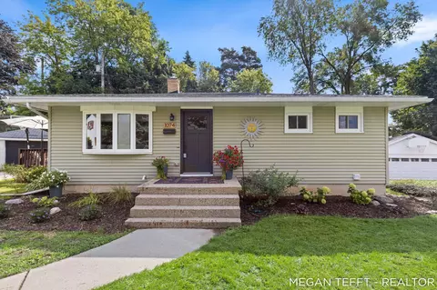 1074 Washtenaw Dr NE, Grand Rapids, MI 49505