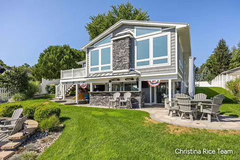 1644 N Lakeview Dr, Mears, MI 49436