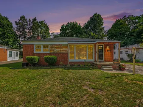 138 Pleasant Ridge Dr, Saline, MI 48176
