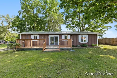 15133 2nd St, Howard City, MI 49329