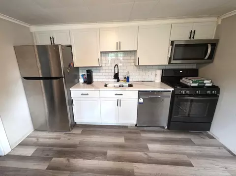 Kitchen - 185 Kirkwood Ave, Battle Creek, MI 49037 photo 2 of 3
