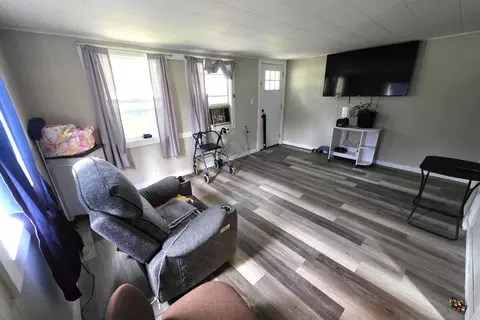Living - 185 Kirkwood Ave, Battle Creek, MI 49037 photo 2 of 3