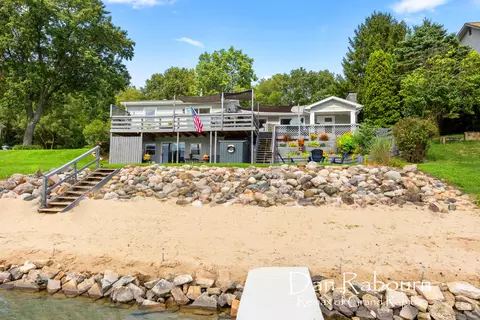 12645 Oakwood Shores St, Wayland, MI 49348