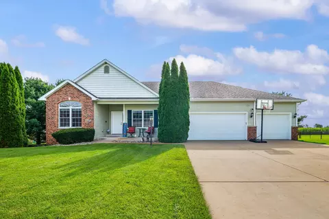 69265 Sundance Dr, Edwardsburg, MI 49112