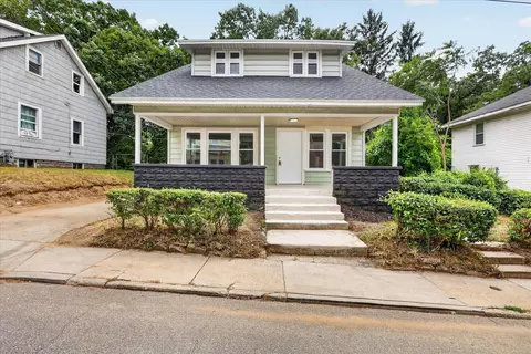 668 Alexander St SE, Grand Rapids, MI 49507